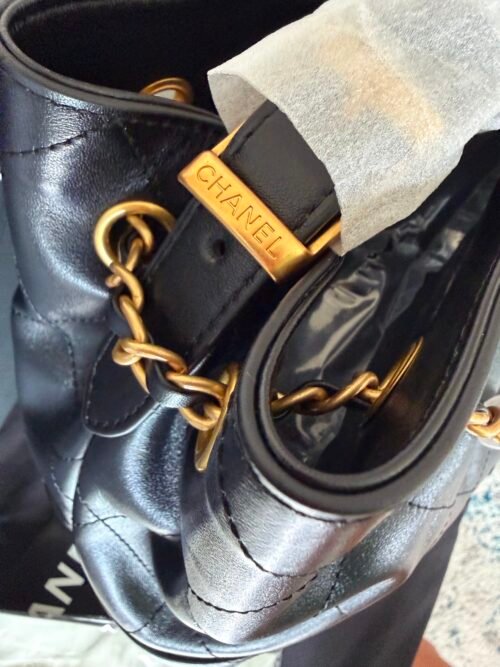 Chanel — Bolso negro acolchado con detalles dorados