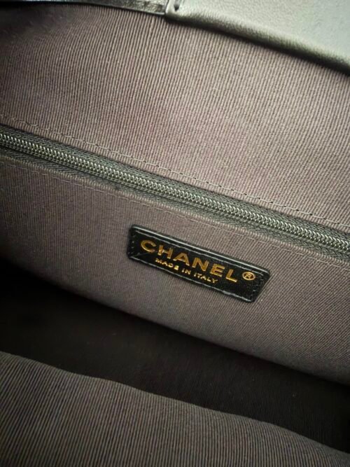 Chanel — Bolso negro acolchado con detalles dorados