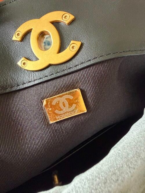 Chanel — Bolso negro acolchado con detalles dorados