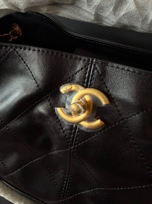 Chanel — Bolso negro acolchado con detalles dorados
