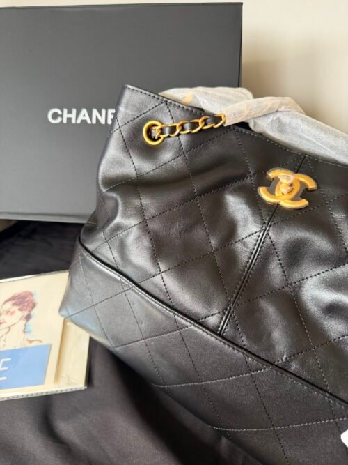 Chanel — Bolso negro acolchado con detalles dorados