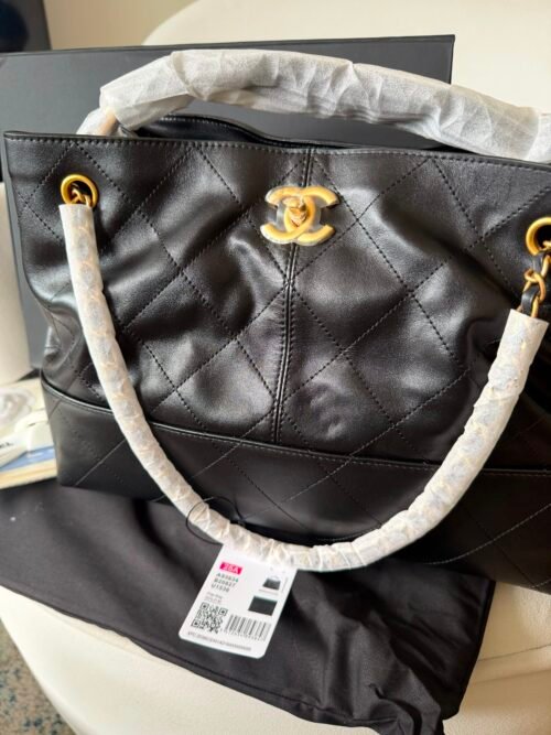 Chanel — Bolso negro acolchado con detalles dorados