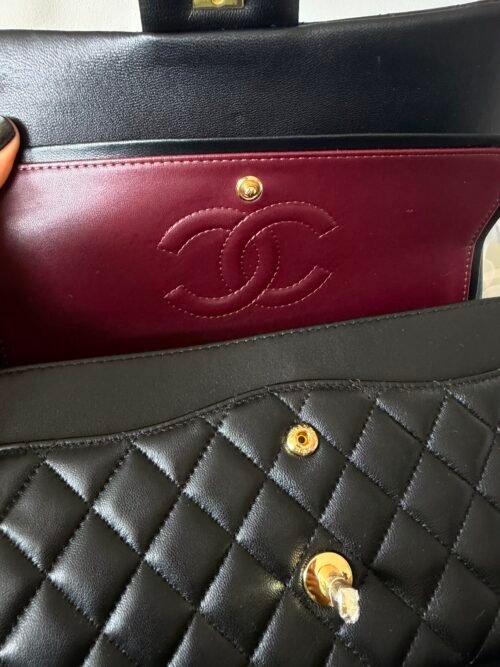 Chanel — Bolso negro acolchado con solapa