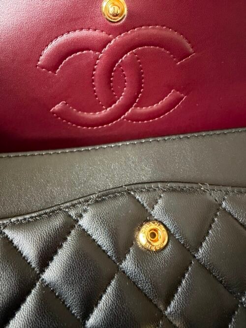 Chanel — Bolso negro acolchado con solapa