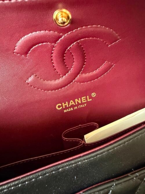 Chanel — Bolso negro acolchado con solapa