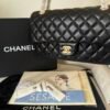 Chanel — Bolso negro acolchado con solapa