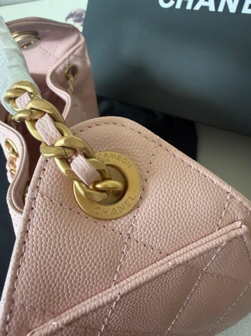 Chanel — Bolso rosa acolchado con cadena