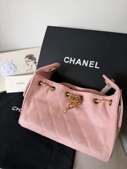 Chanel — Bolso rosa acolchado con cadena