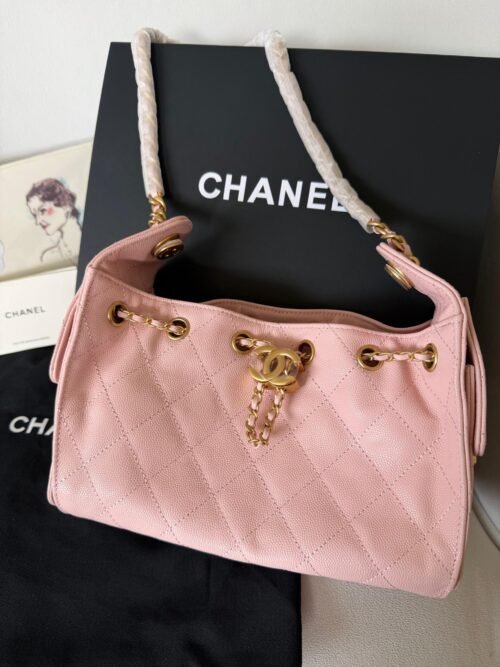 Chanel — Bolso rosa acolchado con cadena