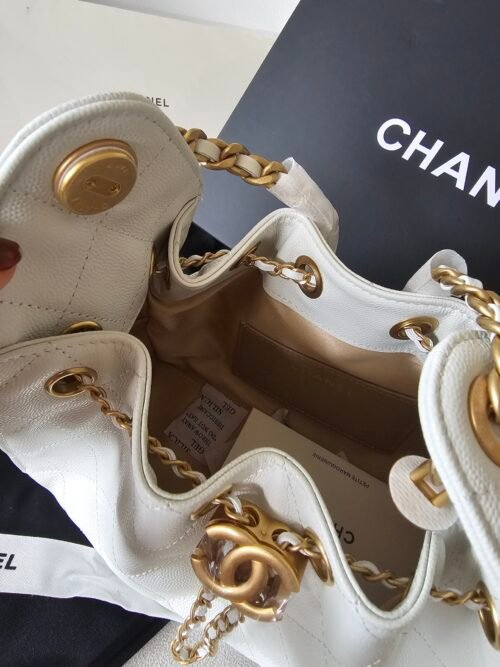 Chanel — Bolso blanco acolchado con cadena dorada