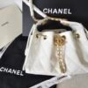 Chanel — Bolso blanco acolchado con cadena dorada