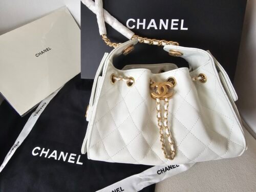 Chanel — Bolso blanco acolchado con cadena dorada