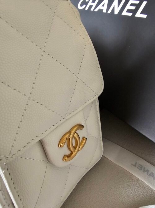Chanel — Bolso blanco acolchado con cadena dorada