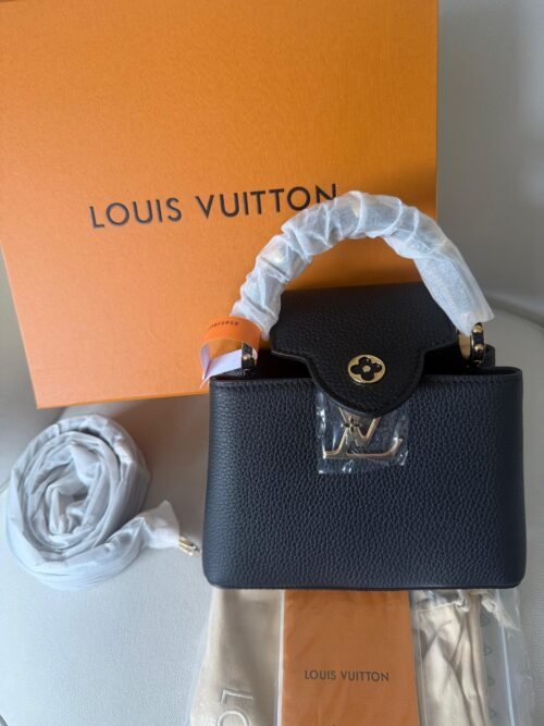 Louis Vuitton — Bolso negro con asa superior y detalle dorado