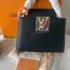 Louis Vuitton — Bolso negro con asa superior y detalle dorado