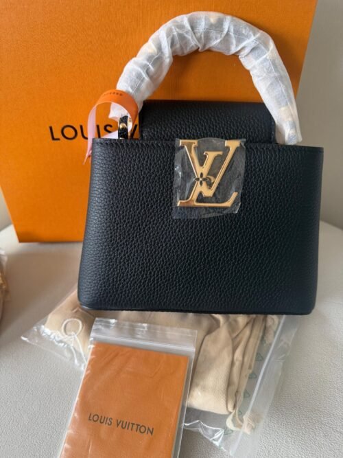 Louis Vuitton — Bolso negro con asa superior y detalle dorado