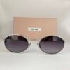 Miu Miu — Gafas ovaladas plateadas con lentes violetas