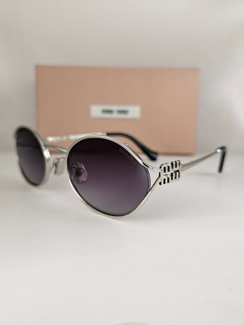Miu Miu — Gafas ovaladas plateadas con lentes violetas