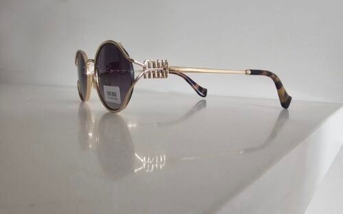 Miu Miu — Gafas ovaladas doradas con lentes violetas