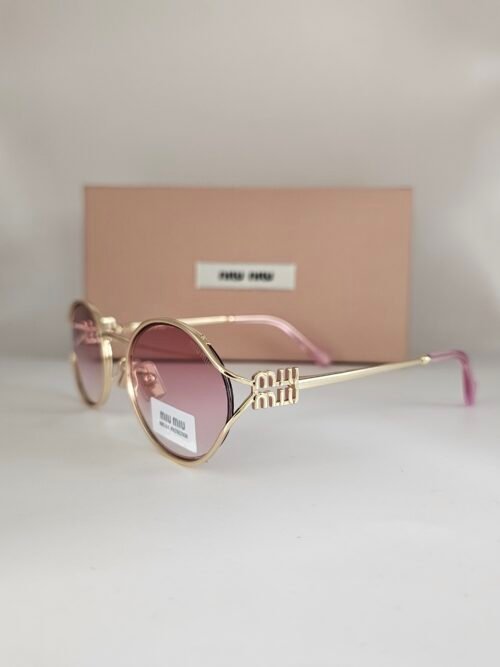 Miu Miu — Gafas ovaladas con lentes rosas