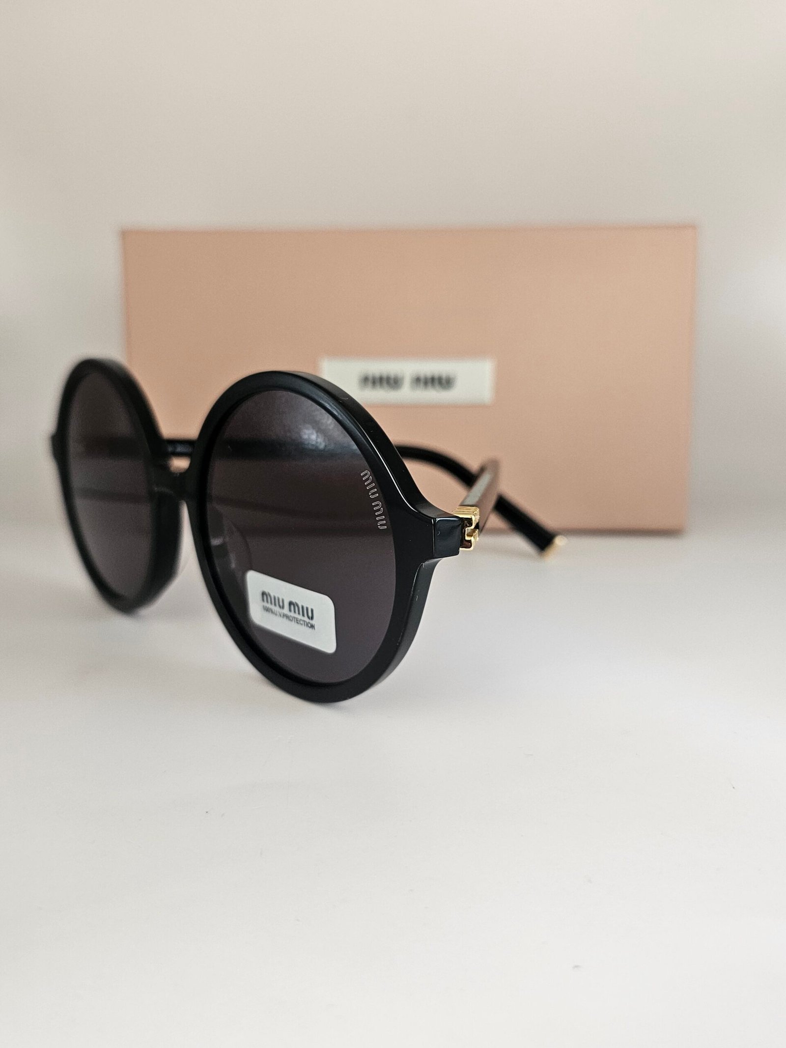 Miu Miu — Gafas redondas negras con lentes oscuros