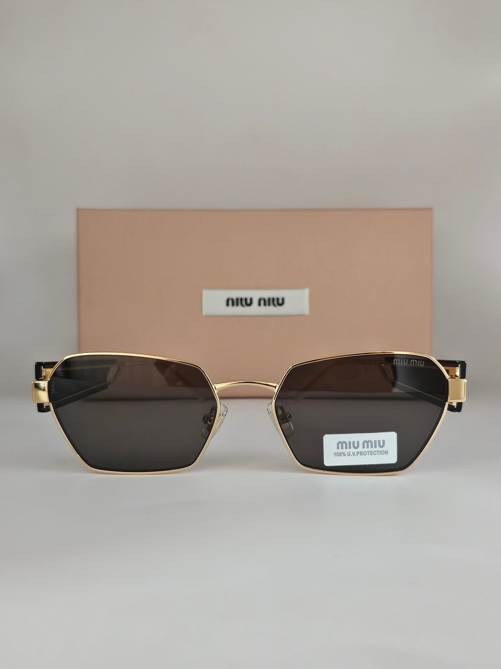 Miu Miu — Gafas rectangulares doradas y negras