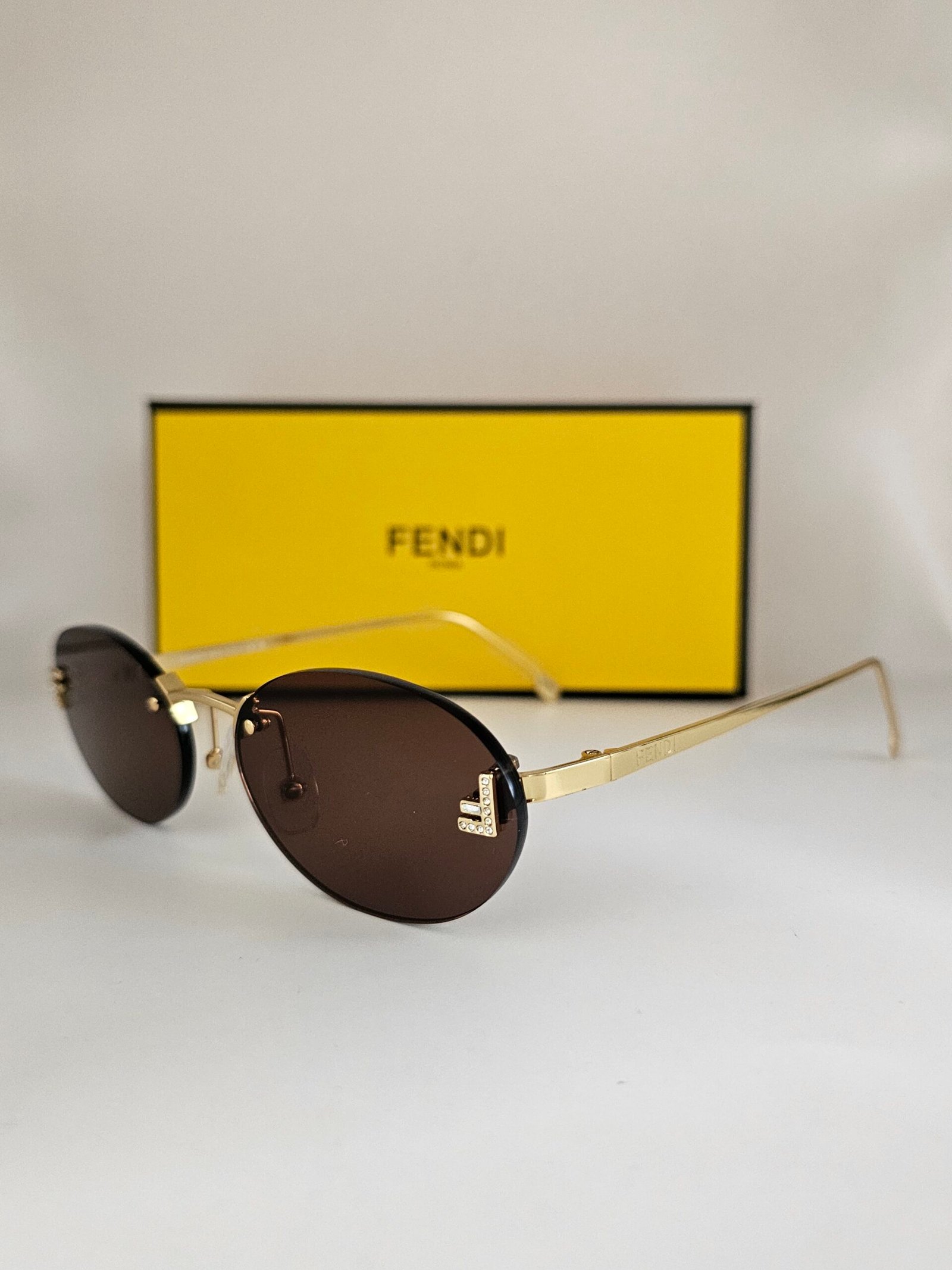 Fendi — Gafas ovaladas con lentes marrones