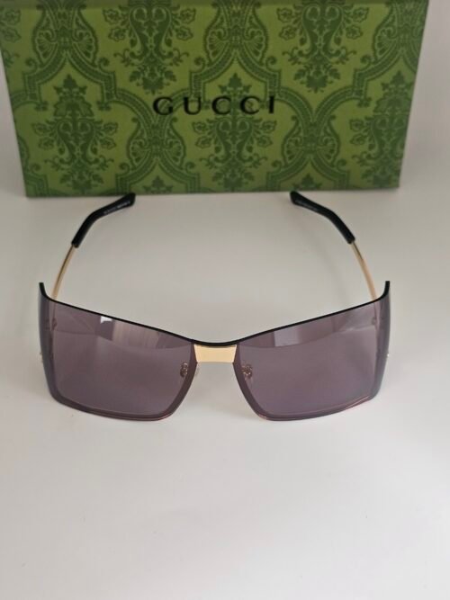 Gucci — Gafas envolventes doradas con lentes gris violeta