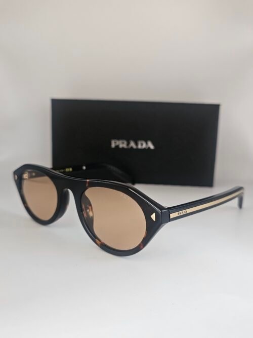 Prada — Gafas negras con lentes beige