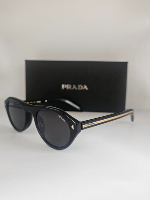 Prada — Gafas negras con lentes oscuros