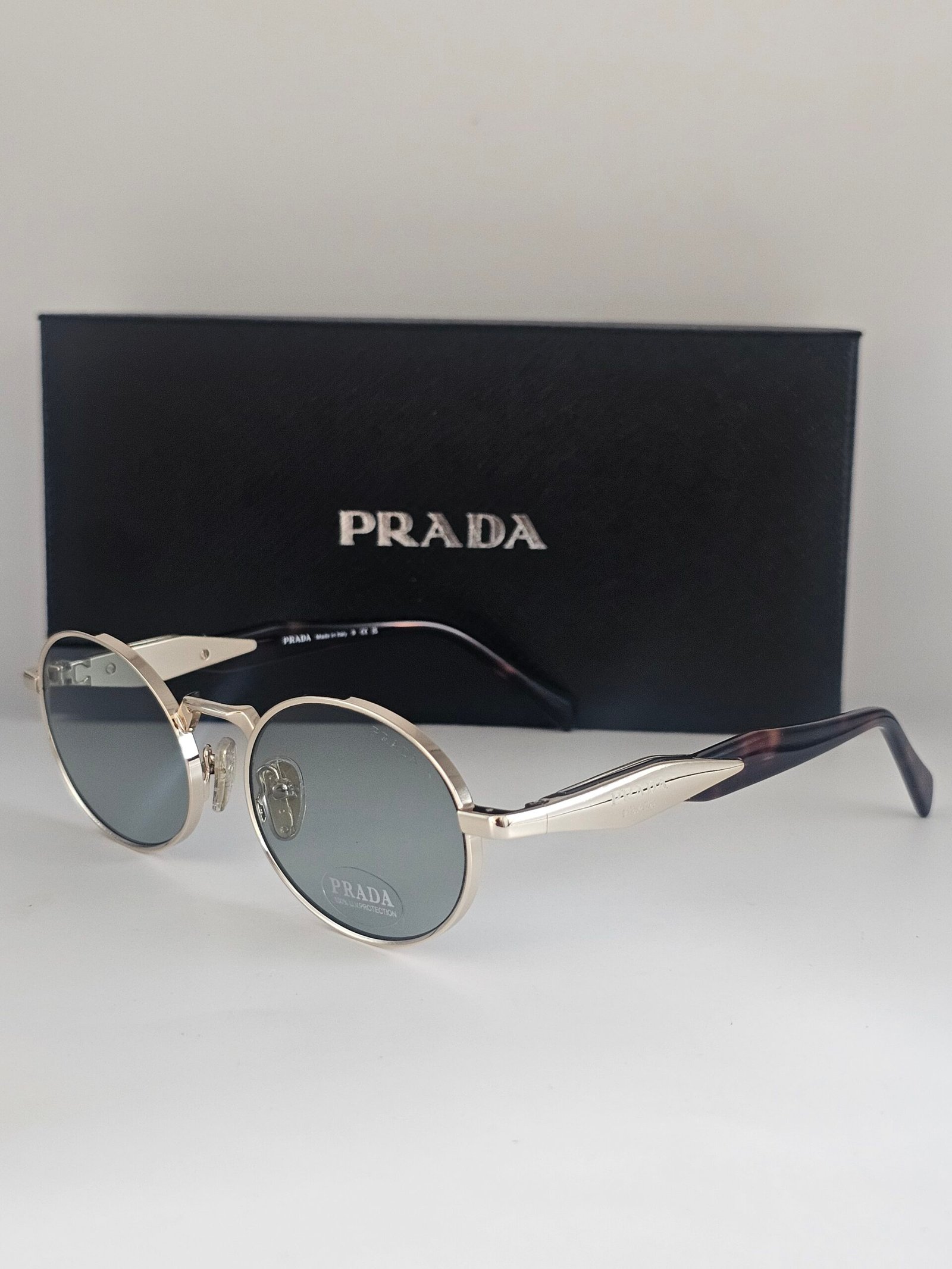 Prada — Gafas ovaladas con lentes gris azulado