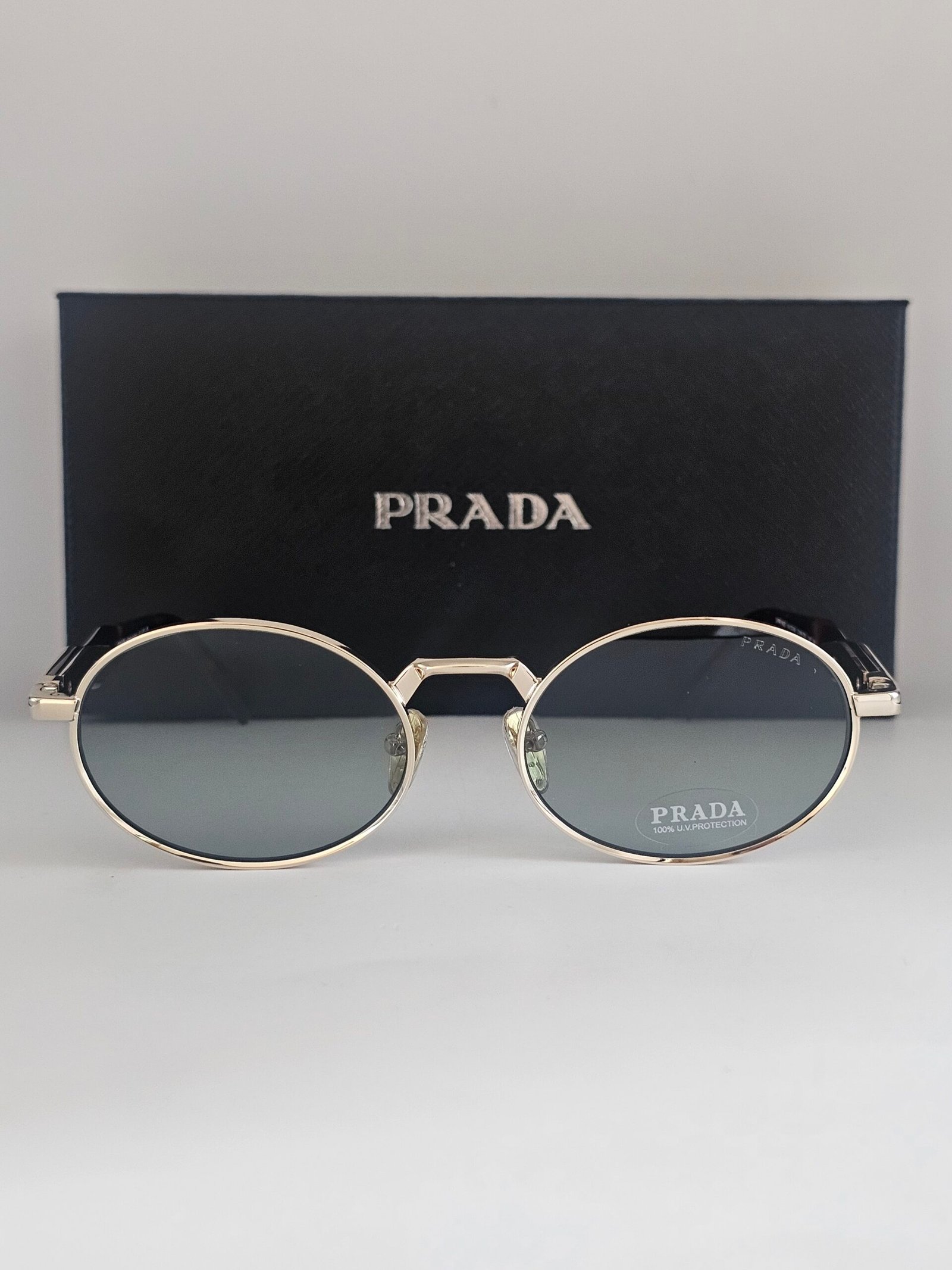 Prada — Gafas ovaladas con lentes gris azulado