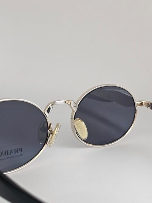 Prada — Gafas ovaladas con lentes violeta oscuro