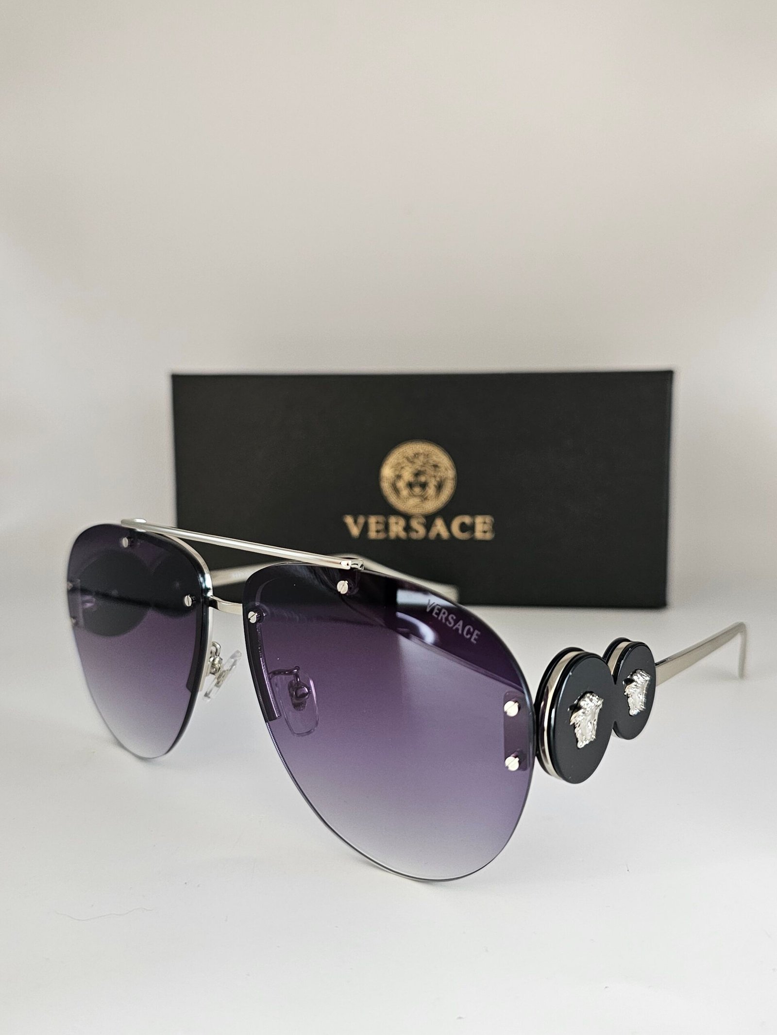 Versace — Gafas aviador plateadas con lentes violetas