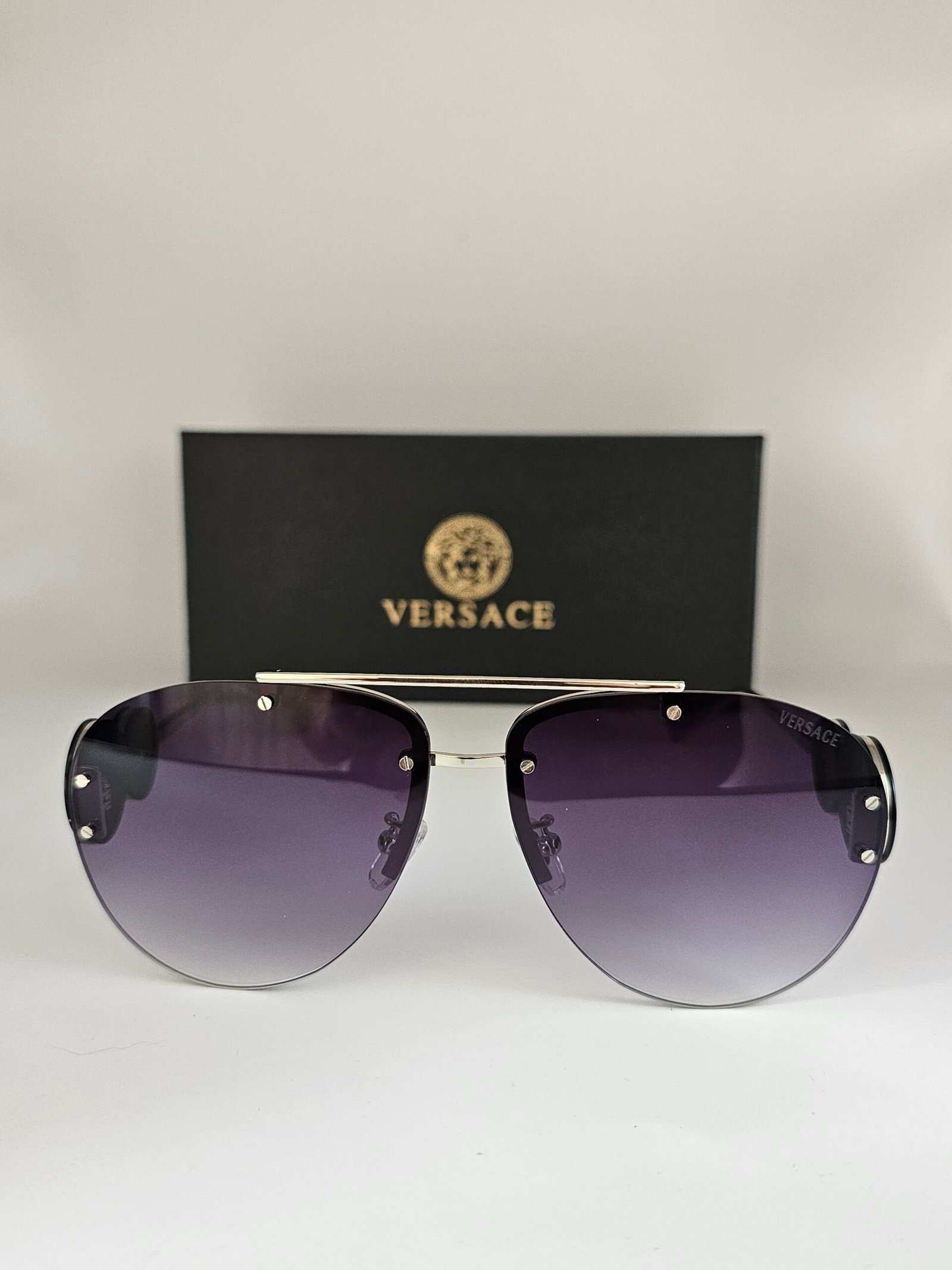 Versace — Gafas aviador plateadas con lentes violetas