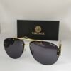 Versace — Gafas aviador doradas con lentes oscuros