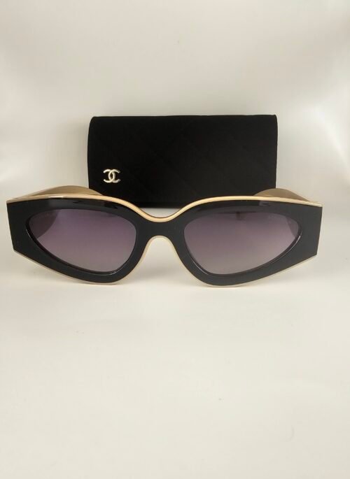 Chanel — Gafas negras de silueta angular