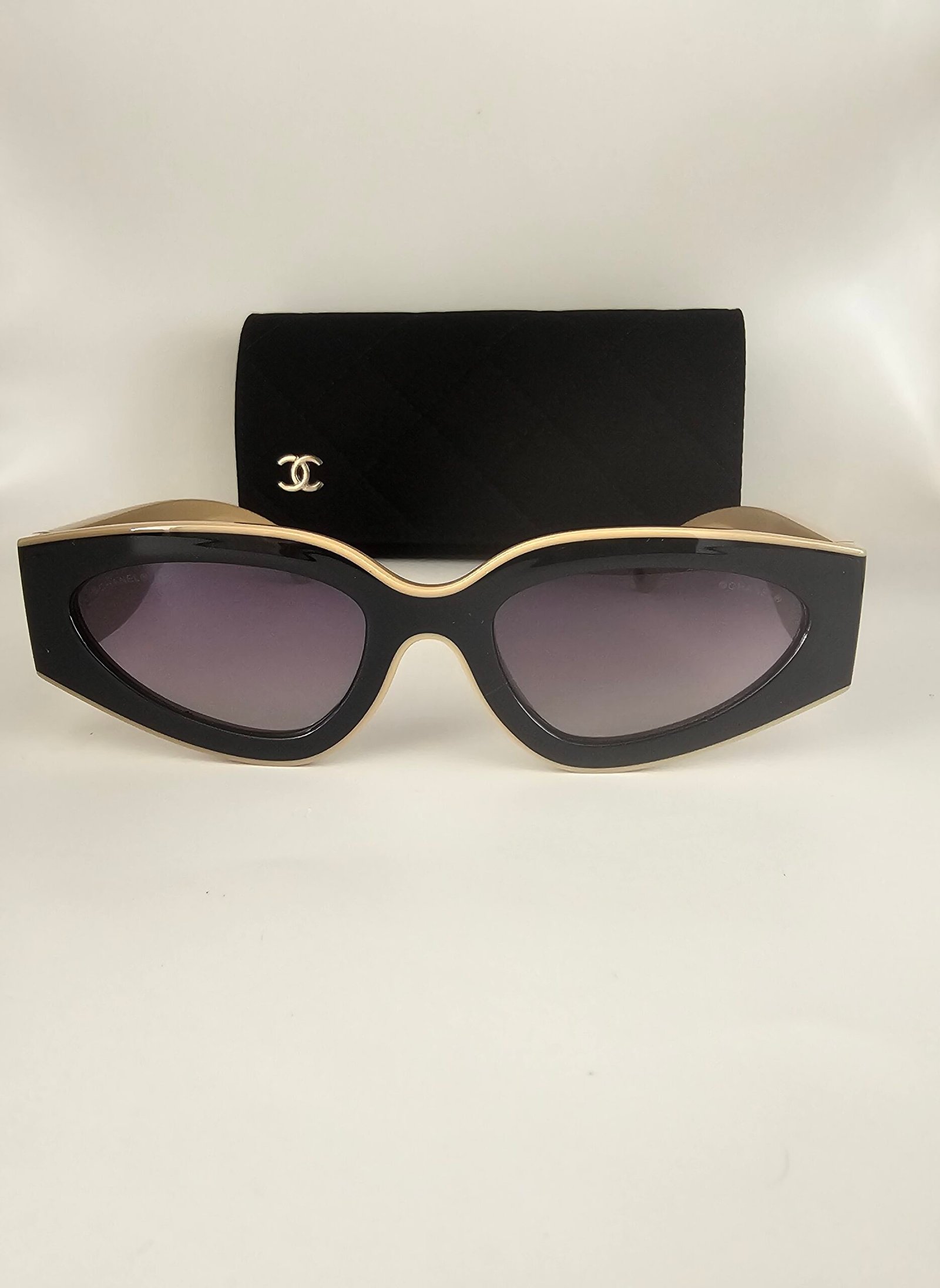 Chanel — Gafas negras de silueta angular