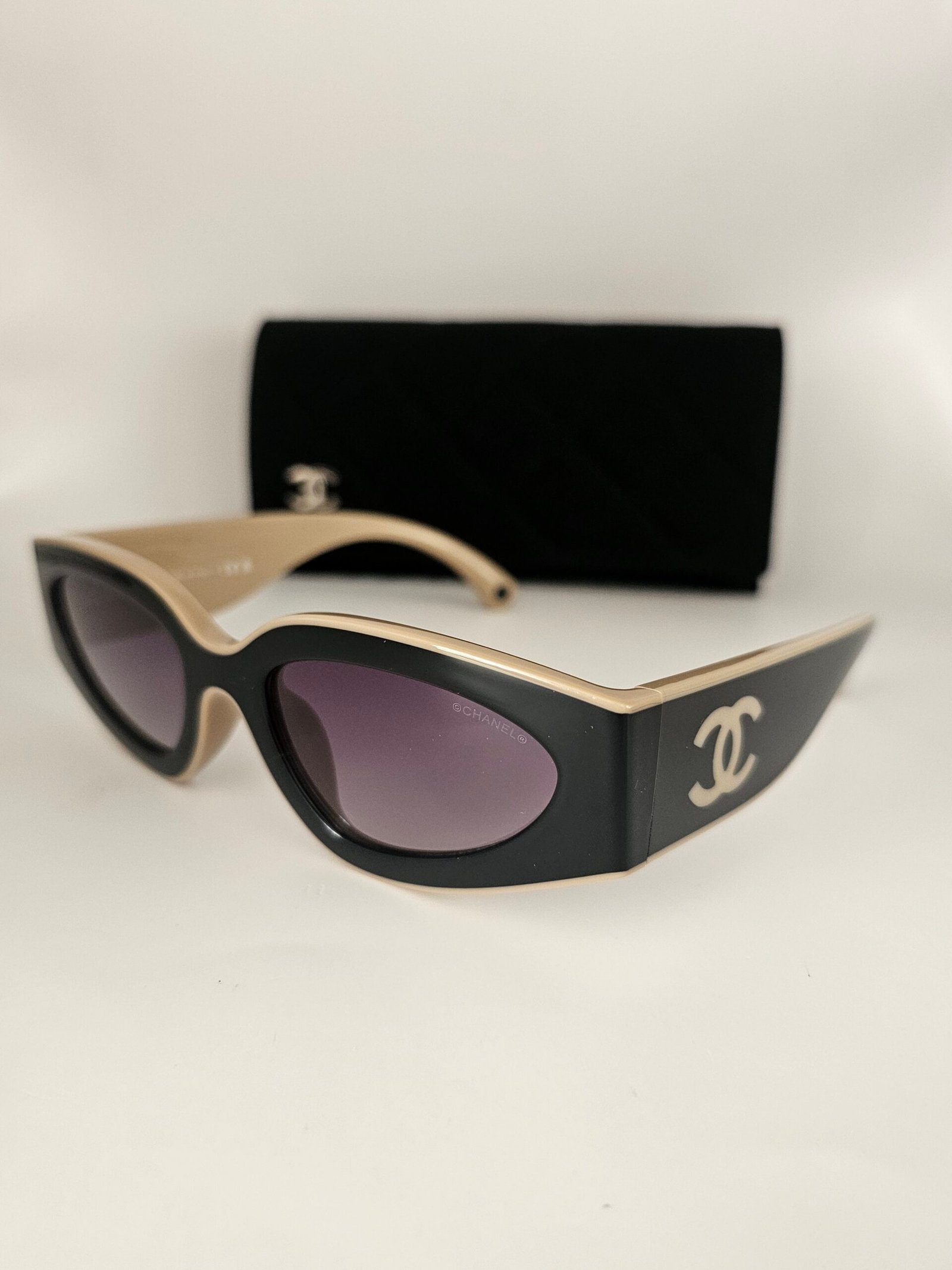 Chanel — Gafas negras de silueta angular