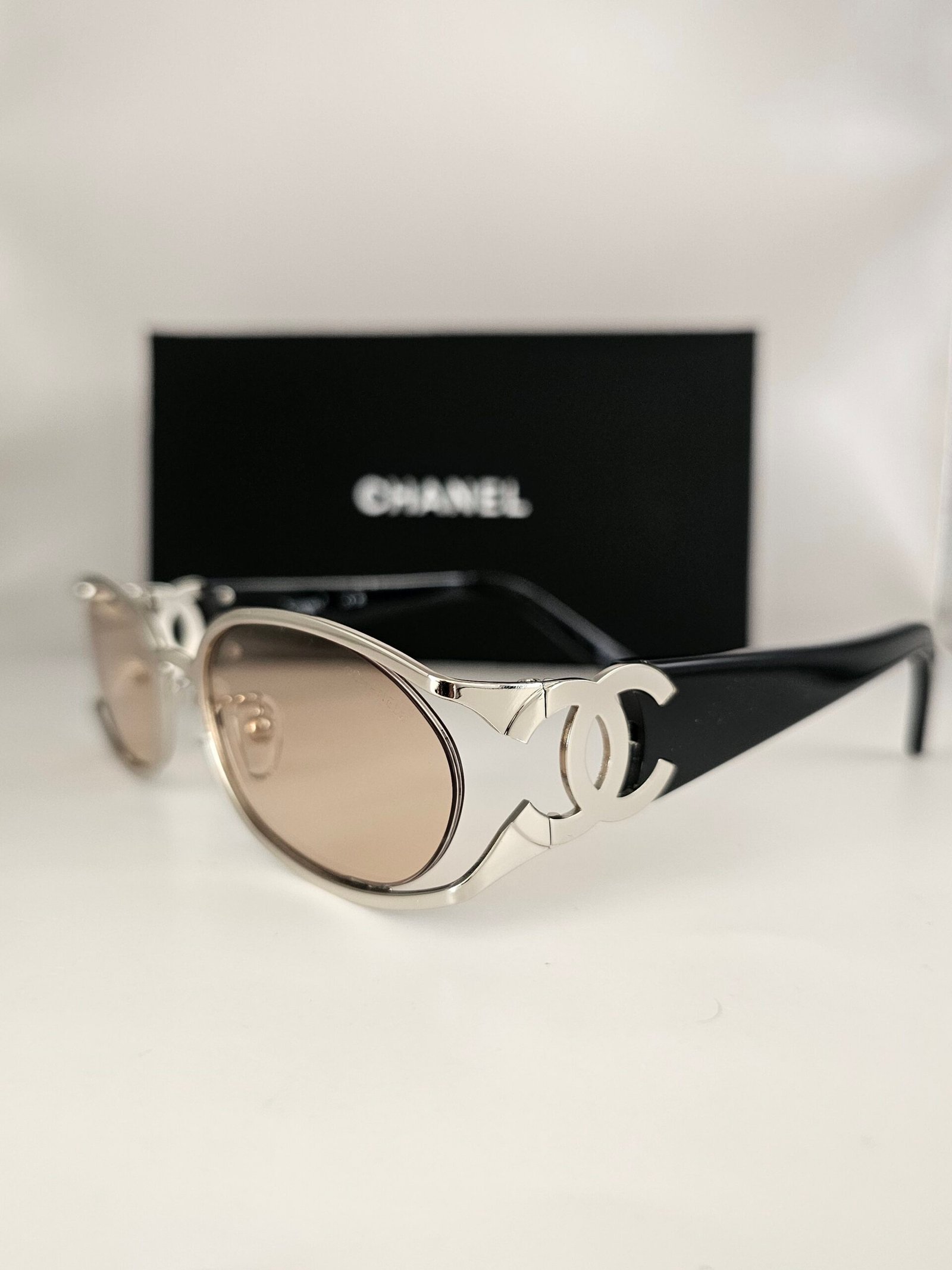 Chanel — Gafas ovaladas plateadas con lentes beige