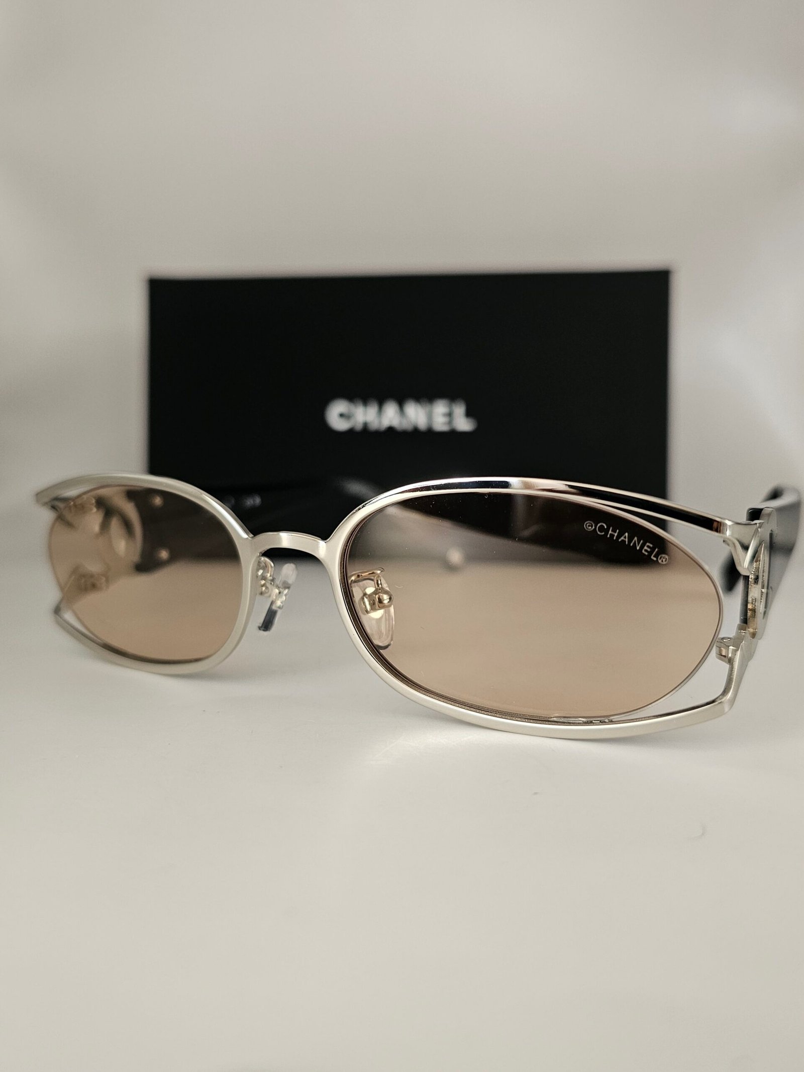 Chanel — Gafas ovaladas plateadas con lentes beige