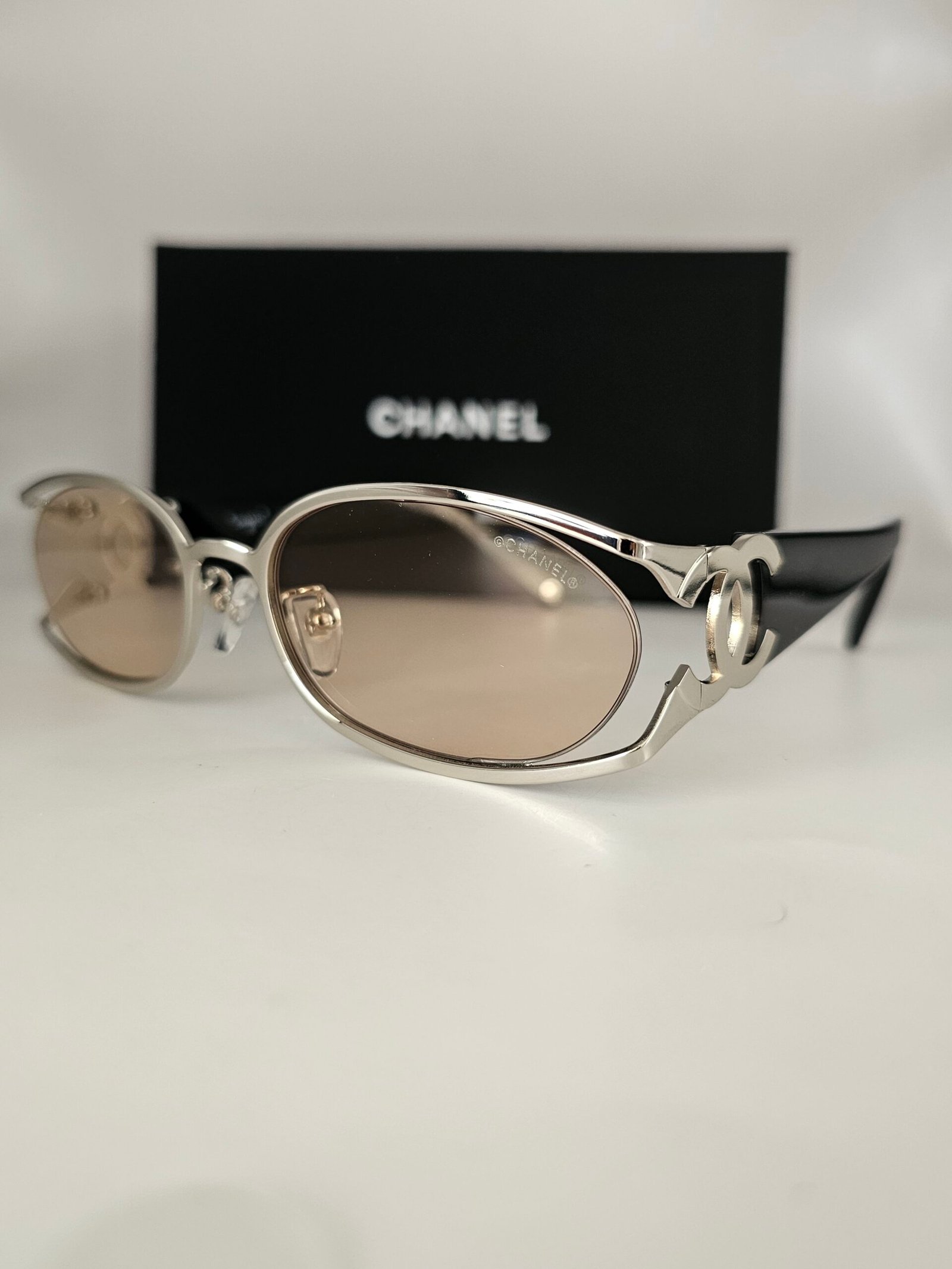 Chanel — Gafas ovaladas plateadas con lentes beige