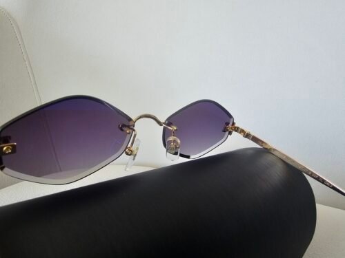 Cartier — Gafas ovaladas doradas con lentes violetas