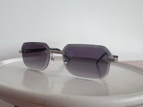Cartier — Gafas rectangulares plateadas con lentes violetas