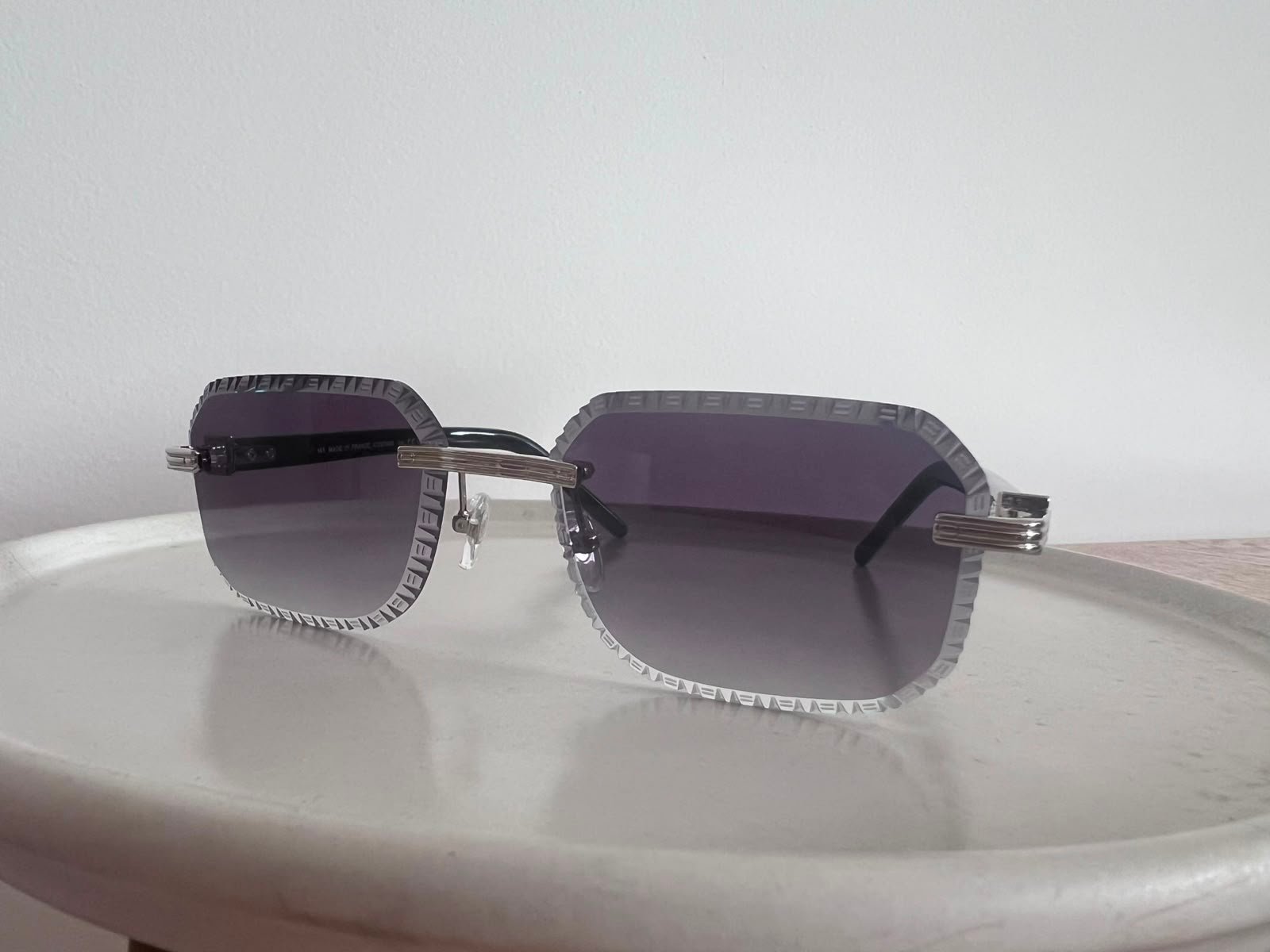 Cartier — Gafas rectangulares plateadas con lentes violetas