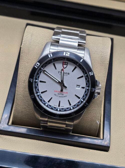 Tudor — esfera blanca y bisel negro