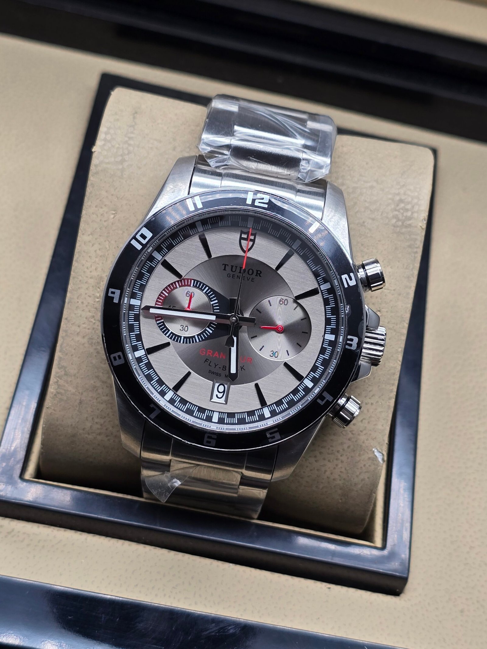 Tudor — esfera gris con subesferas