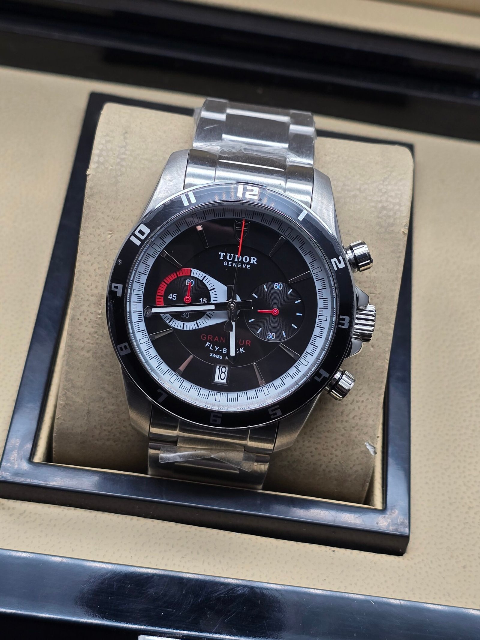 Tudor — esfera negra con detalles rojos