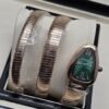 Bvlgari — esfera verde y brazalete envolvente en tono dorado
