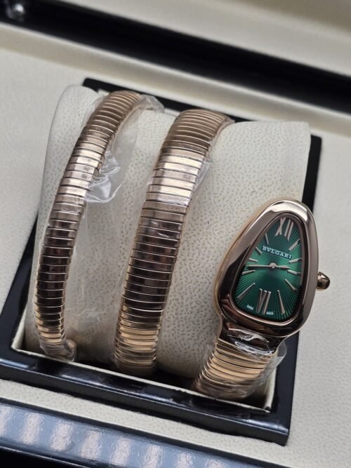 Bvlgari — esfera verde y brazalete envolvente en tono dorado